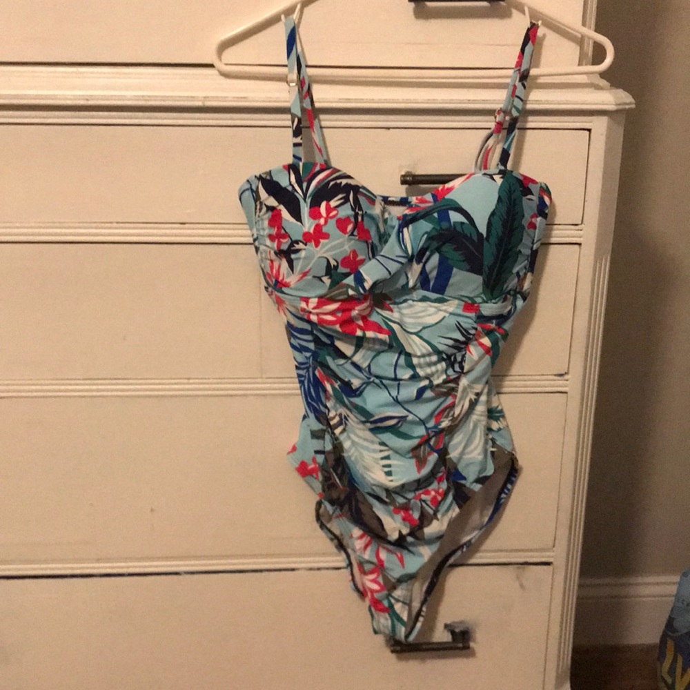 Pretty one piece bathing suit